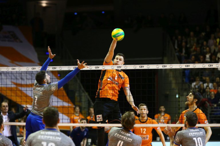 Volleyball: Sieben-Punkte-Polster verspielt – nun finale Entscheidung im fünften Duell zwischen BR Volleys Berlin und VfB Friedrichshafen