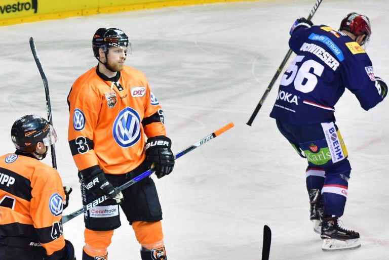Berliner Eisbären bezwingen im Bärenduell Wolfsburger Grizzlys.