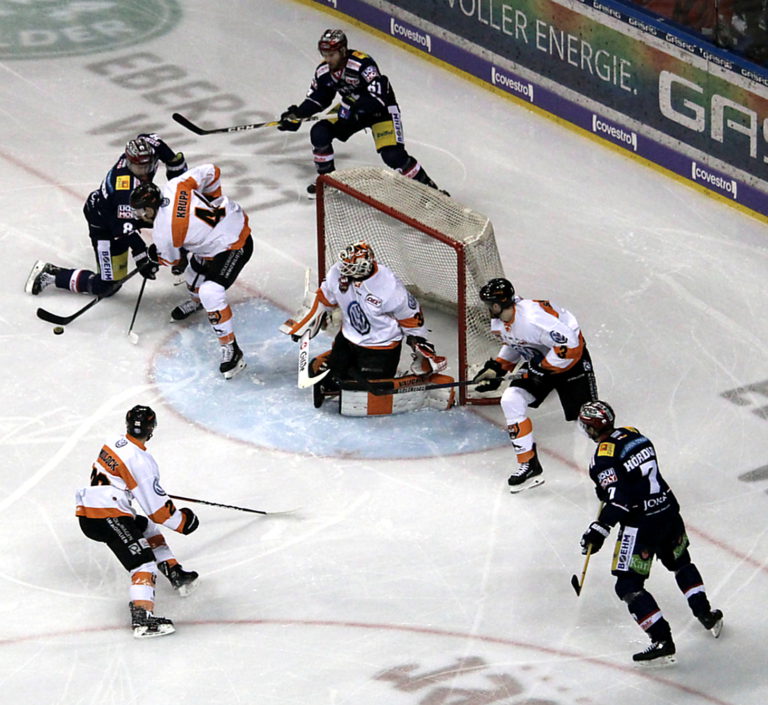 Eisbären Berlin gegen Grizzlys Wolfsburg.
