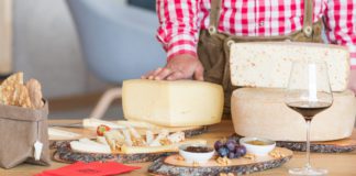 Prächtige Aussichten, Weine und Käse auf der Berghütte Oberholz in den Dolomiten Auf der Berghütte Oberholz werden Käse und Weine angeboten.