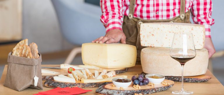 Auf der Berghütte Oberholz werden Käse und Weine angeboten.