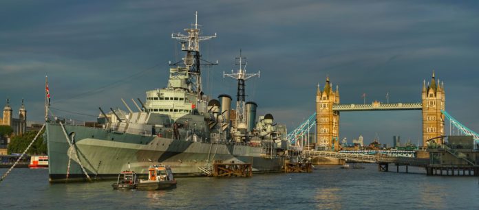 Ein altes Kriegsschiff auf der Themse in London.