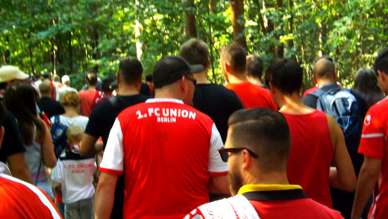 Fans des 1. FC Union Berlin in der Wuhlheide.
