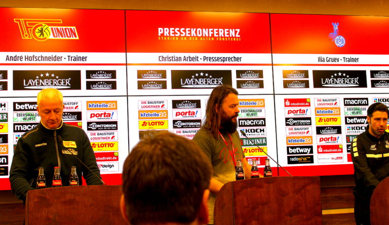 Links der Trainer des 1. FC Union und rechts der des MSV Duisburg.