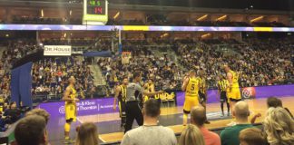 Basketball: Souveräner Sieg des Zweiten gegen den Dritten – Die Berliner Albatrosse bezwingen die Riesen aus Ludwigsburg mit 96:86 Gelb und Schwarz, Berlier Albatrosse und Ludwigsburger Riesen.