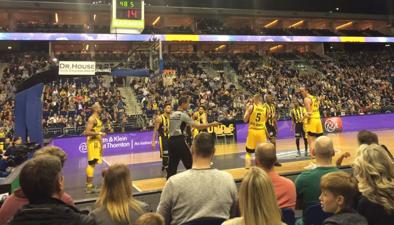 Gelb und Schwarz, Berlier Albatrosse und Ludwigsburger Riesen.