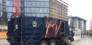 Die Basketballer des FC Bayern München stehen nach Sieg gegen Alba Berlin vor der Meisterschaft Ein Müllwagen des Berliner Garbage Teams parkt vor der Spreehalle zwischen Oberbaumbrücke und Ostbahnhof.