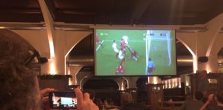 Drei Tore dank großzügiger Gastgeber und ein Arbeitssieg im Estadio Ramón Sánchez Pizjuán – Der FC Bayern München besteht mit Ach und Krach in Sevilla Tor für den FC Bayern München in Sevilla.