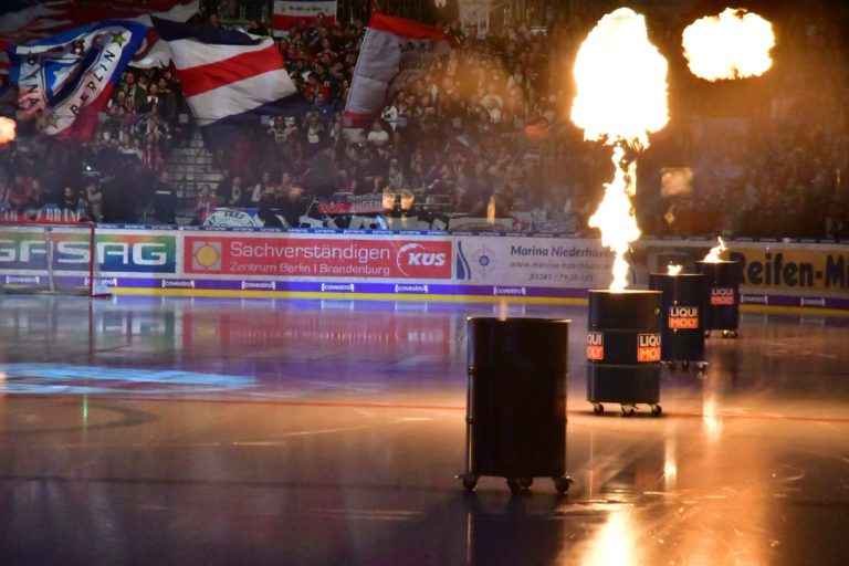 Immer Feuer auf Eis vor einem Heimspiel der Berliner Eisbären.