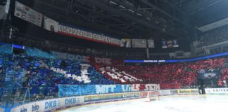 Fotoreportage: „Möge die VIII mit uns sein“ oder Die dunkle Seite der Dosen – Rote Bullen aus München besiegen im zweiten Finalspiel der DEL Eisbären in Berlin Eisbären Berlin versus Rote Bullen München am 15. April 2018 in Berlin.