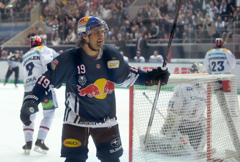 Rotbullen aus München gegen Eisbären aus Berlin.