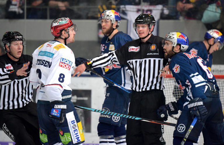 Fotoreportage: Beste Bilder vom ersten Finalspiel zwischen Bären und Bullen im Olympia-Eisstadion in München