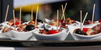 Münchner Schickeria und Häppchen-Turniere Häppchen.