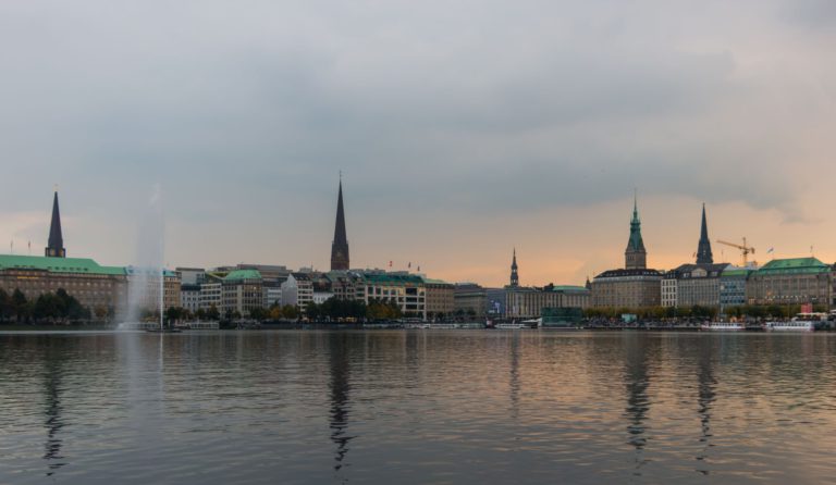 Blick über die Binnenalster auf den Jungfernstieg in Hamburg.