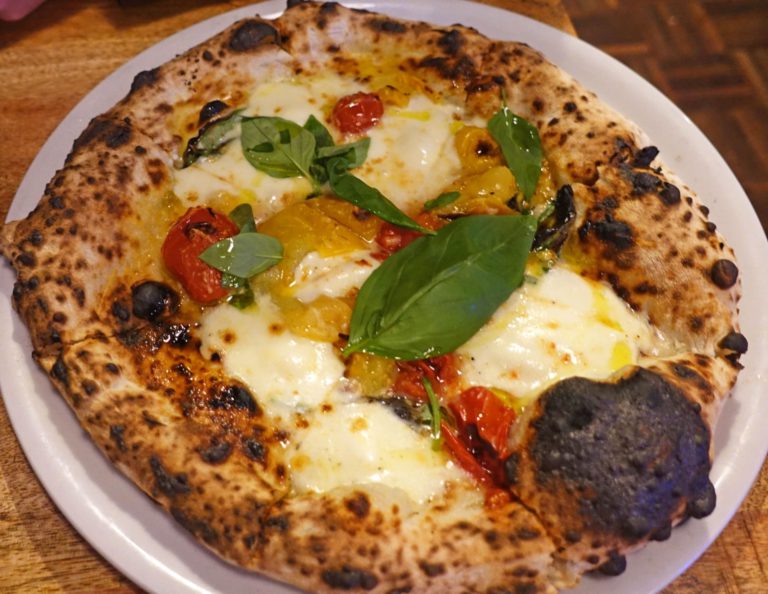 Pizza Napoletana im Ristorante Malafemmena in Berlin.