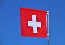 Hans-Ueli Läppli bedankt sich bei Christoph Blocher für die Neutralitätsinitiative in der Schweizerischen Eidgenossenschaft Flagge der Schweiz.
