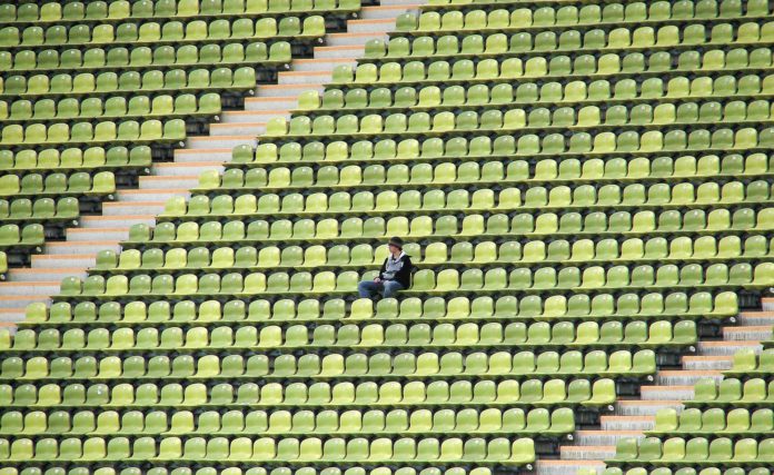 Ein Zuschauer in einem Stadion.
