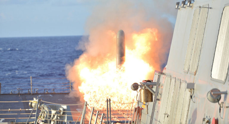 Eine Rakete wird auf einem Kriegsschiff der USA abgefeuert.