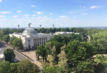 Glosse: Faschisten in Banderastan mit Rekorddefizit, aber immer noch mit genug Bekloppten westlich von Bug und Theiß Werchowna Rada in Kiew.