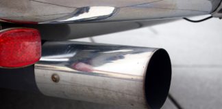 Wer will, kann und darf die Euro-7-Abgasnorm noch aufhalten? – Beerdigen Christen und Sozen, Olivgrüne und Besserverdienende der üblichen Einheitsparteien der BRD den Verbrennungsmotor? Der Auspuff eines Autos.