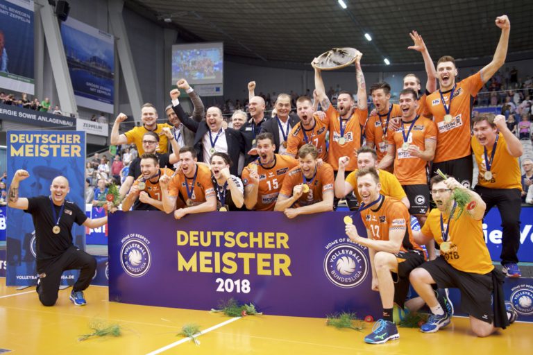 Meisterschafts-Finale: Mit Power-Volleyball gewinnen die Berlin Volleys gegen Rekordmeister VfB Friedrichshafen und holen ihren neunten Titel