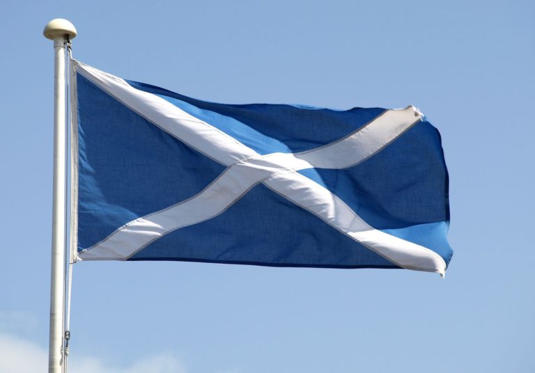 Eine schottische Flagge weht im Wind.