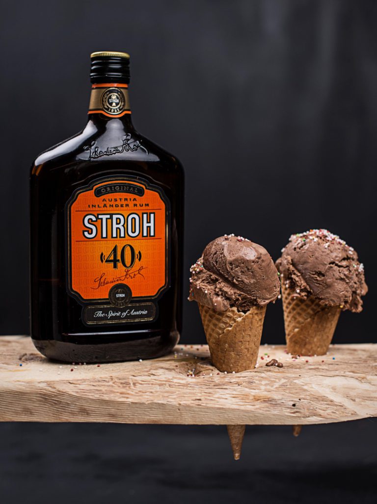 Eis mit Rum von Stroh.