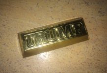 Donald Trump: „GET YOUR $TRUMP NOW. Go to http://gettrumpmemes.com — Have Fun!“ Trump-Schokolade als Werbe-Gag,