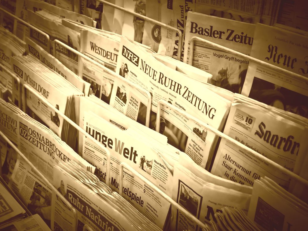 Zeitungen - Nachrichten und Informationen auf Papier an einem Kiosk.