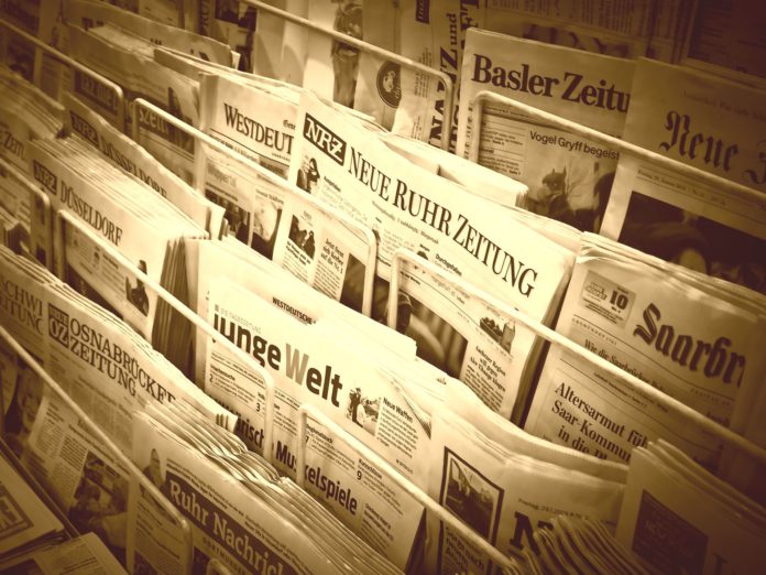 Zeitungen - Nachrichten und Informationen auf Papier an einem Kiosk.