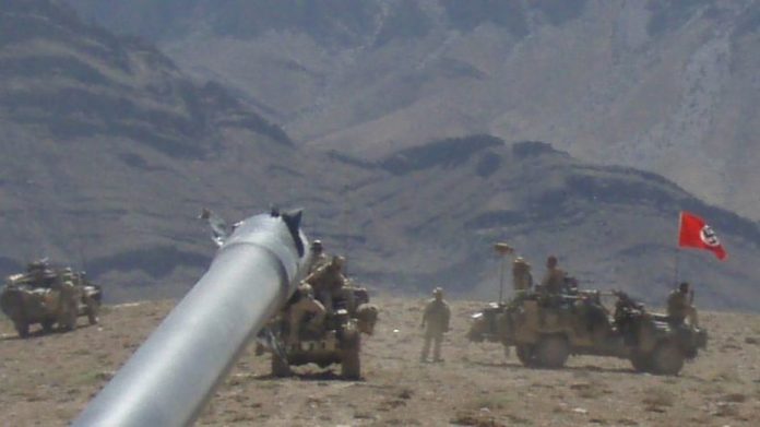 Australische Besatzungstruppen fahren in Afghanistan unter der Hakenkreuzfahne.
