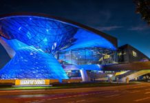 Beim Konzern mit den Buchstaben BMW brechen die Gewinne und Aktien ein – Das Problem bei der Nachfrage haben die Dummen immer noch nicht verstanden "BMW-Welt" im blauen Schein.