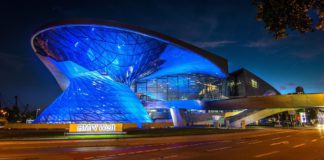 Braune Scheiße und blauer Schein? – Rückruf bei BMW oder Die BMW-Welt bröckelt "BMW-Welt" im blauen Schein.