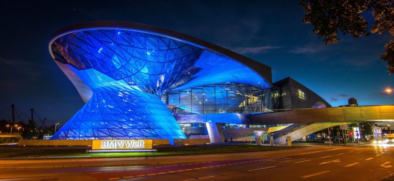 "BMW-Welt" im blauen Schein.