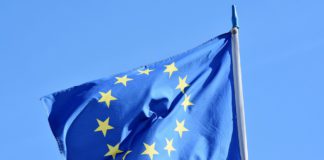 Brüsseler Sand in deutsche Augen oder Merkel hat nicht geliefert – Bundeskanzler Sebastian Kurz redet Klartext Die Flagge der EU.