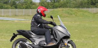 Integra von Honda oder 750 Kubikzentimeter Hubraum in einem schlanken Großroller Honda Integra