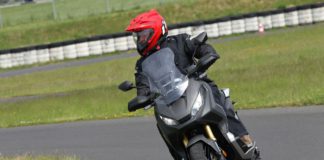 Crossover mit Komfort: Die X-ADV von Honda in der neuen Generation dreht jetzt noch höher und und lässt sich in den G-Modus fürs DCT-Getriebe schalten Die Honda X-ADV am 17. Mai 2018 am Erlensee.