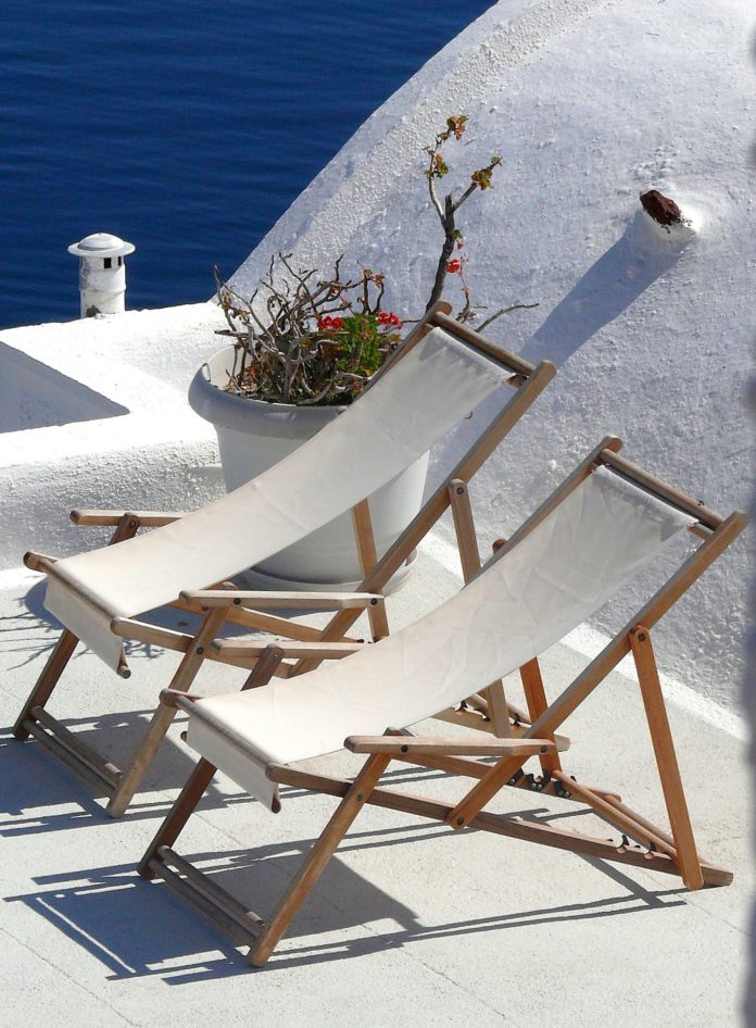 Zwei Liegestühle in Griechenland.