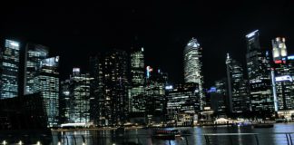 Großer Raketenmann in Singapur – Historischer Handschlag: Donald Trump und Kim Yong un bauen Verbindung auf und unterzeichnen Vereinbarung Singapur bei Nacht.