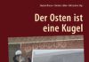 Friede sei mit euch, gedenket des Todes, die ihr Ball spielt oder anderen dabei zuschaut – Zum Buch „Der Osten ist eine Kugel“ von Stephan Krause, Christian Lübke und Dirk Suckow