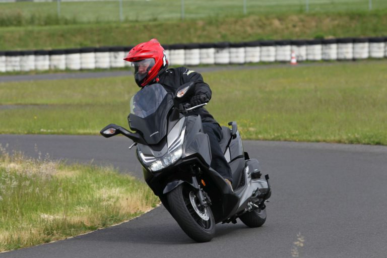 Die Forza 125 von Honda am 17. Mai 2018 am Erlensee.