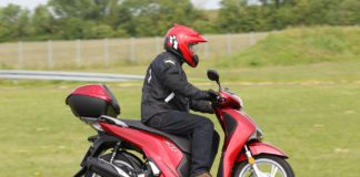 Ein paar Runden mit dem Roller SH150i von Honda Eine Honda SH150i im Modelljahr 2018 am Erlensee.