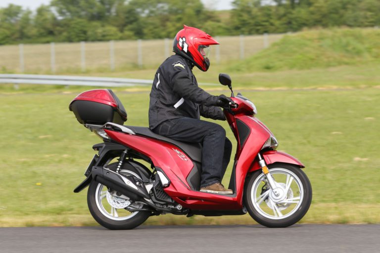 Eine Honda SH150i im Modelljahr 2018 am Erlensee.