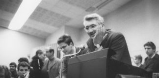 Elogen auf Leute, die im Land Epoche machten – 68er in Paris und Frankfurt am Main in einer Ausstellung der Fotografin Inge Werth im Museum Giersch der Goethe-Universität Inge Werth: Jürgen Habermas diskutiert mit streikenden Studenten der Goethe-Universität Frankfurt, 1968 Institut für Stadtgeschichte, Fotosammlung Inge Werth.