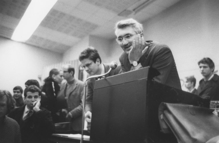 Inge Werth: Jürgen Habermas diskutiert mit streikenden Studenten der Goethe-Universität Frankfurt, 1968 Institut für Stadtgeschichte, Fotosammlung Inge Werth.