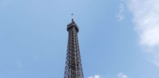 Fotoreportage: Prunkvolles Paris an beiden Seiten der Seine Flusskreuzfahrt auf der Seine in Frankreich.