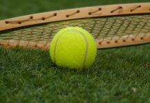 Ein Deutscher und ein Russe stehen im Endspiel des Wimbledon Championships genannten Tennisturniers der Männer in Groß-London Tennis