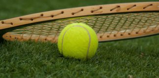 Angelique Kerber gewinnt Finale gegen Serena Williams und hält Venus Rosewater Dish des Wimbledon Championships in Händen Tennis