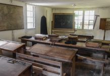 Die Verdummung der Bevölkerung der BRD nimmt zu – „Die Ansprüche sind stark gesunken“ (Josef Kraus) Ein altes Klassenzimmer.