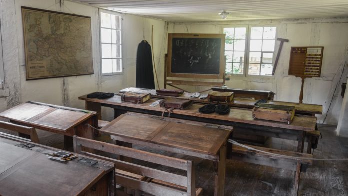 Ein altes Klassenzimmer.